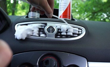 Khử mùi xe ô tô mùa mưa với 4 cách cực đơn giản